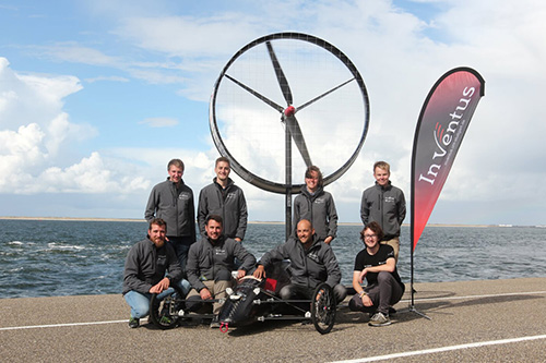 InVentus Team mit Windrennwagen vor einem Windrad