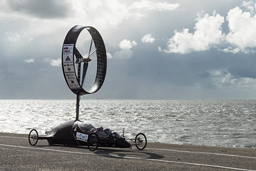 Windkraftrennwagen auf einer Straße vor dem Meer