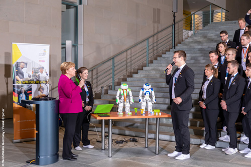 WorldSkill Team stellt Angela Merkel ihre Roboter vor