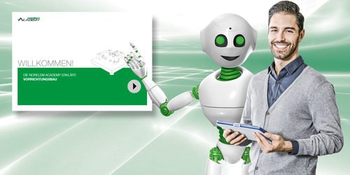 Nori der Roboter zeigt auf einen Bildschirm, daneben ein Mann mit Tablet